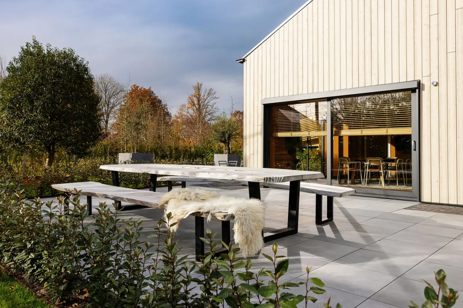 Buitenruimte met picknickbank