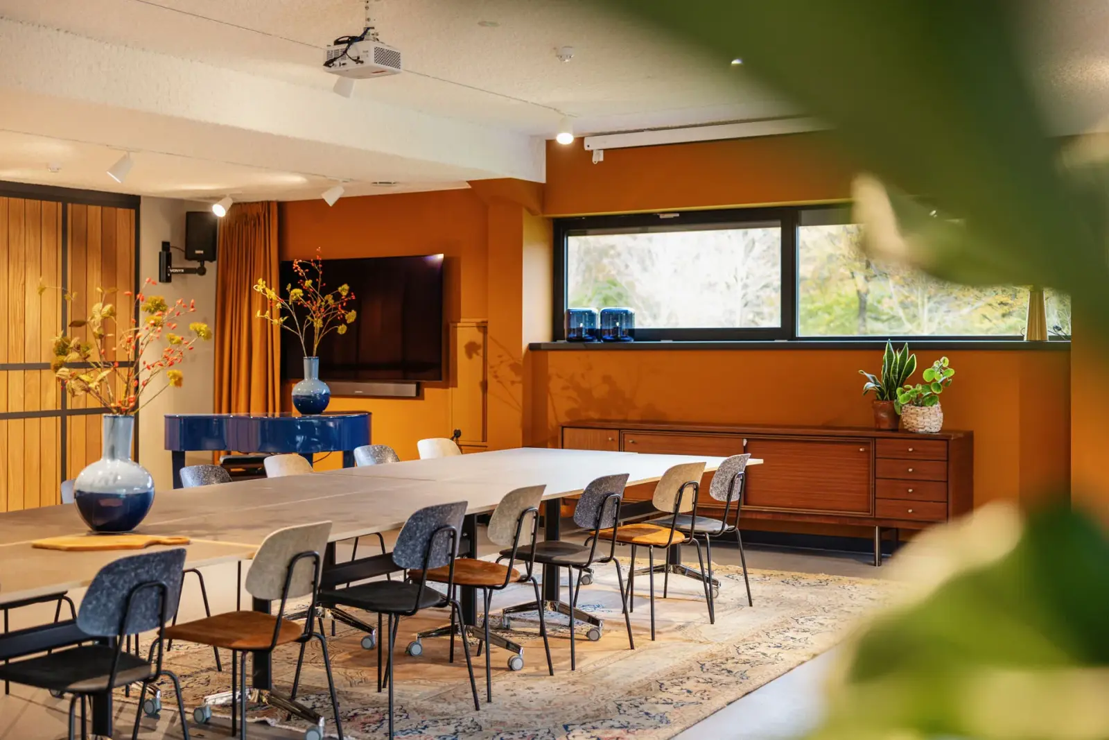 Grote zaal gezien vanuit de hoek