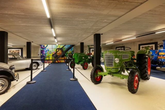 Macho ruimte met oldtimer tractoren