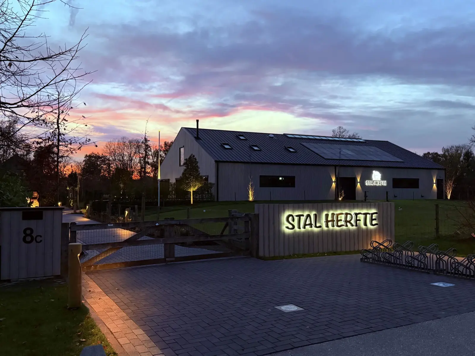 Stal Herfte bij avondlicht