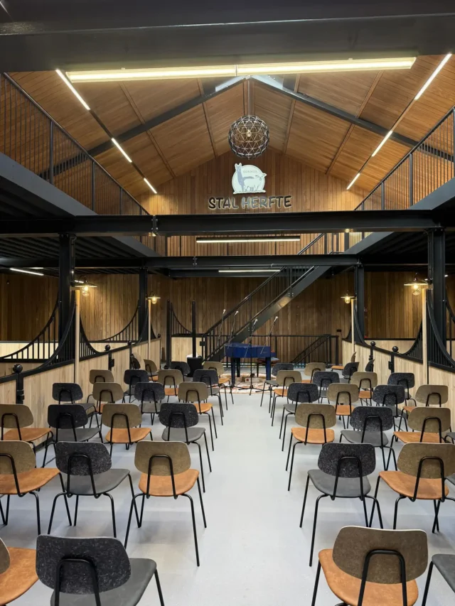 Stal ingericht met stoelen